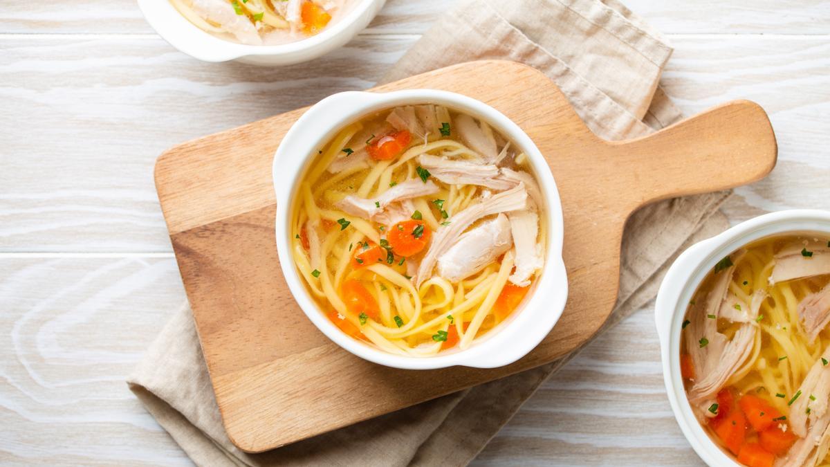 Sopa de pollo casera para luchar contra los resfriados. 