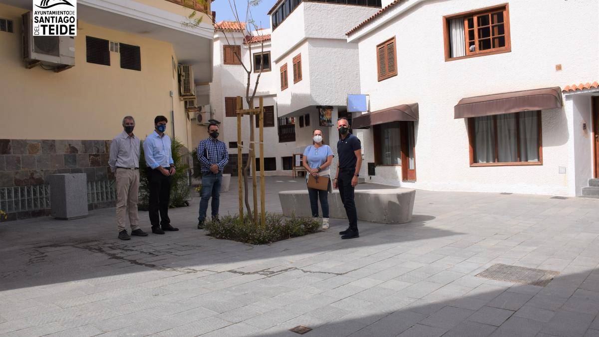 The Mayor signs the reception of the remodeling works of Pasaje Jacaranda and Tulipán in Los Gigantes