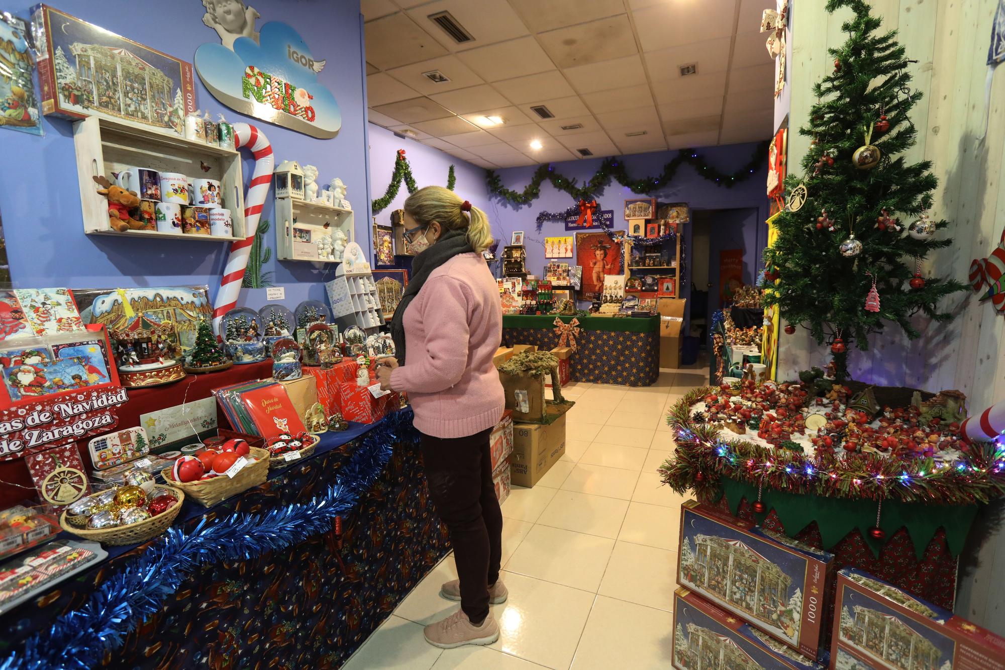 Las calles y los comercios de Zaragoza preparan su decoración navideña