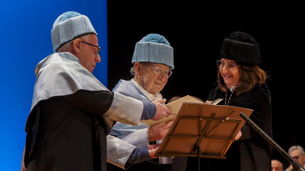 La rectora, Amparo Navarro, con el recién investido honoris causa Joan Francesc Mira y el padrino, Enric Balaguer