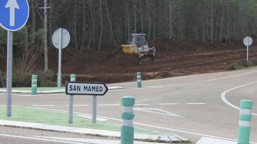 Construcción de la pista forestal junto a la carretera de San Mamed en la zona afectada por el incendio de Latedo.