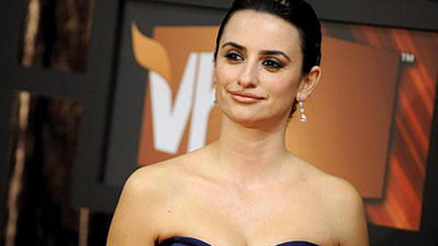 La actriz Penélope Cruz posa a su llegada a la ceremonia de entrega de los premios Critics´ Choice Award, en California