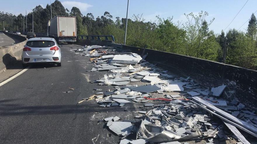 El acceso a la A-52 en Mos, cortado dos horas tras perder un camión su carga