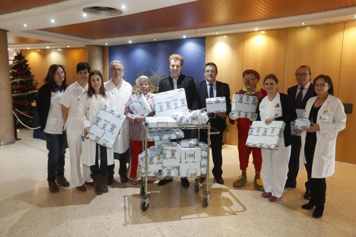 Yunke y Mel i Xispa llevan regalos y alegría a los niños del Hospital General