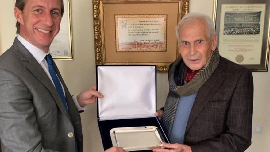 Eduardo Manero, general manager del Hotel Royal Plaza, y José Colomar, muestran la placa conmemorativa. | EHMA