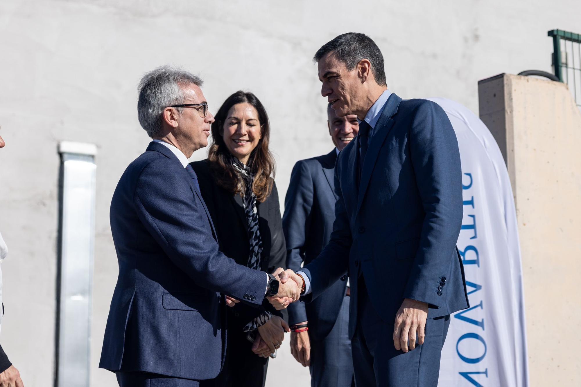 En imágenes | Pedro Sánchez visita las instalaciones de Novartis en La Almunia de Doña Godina