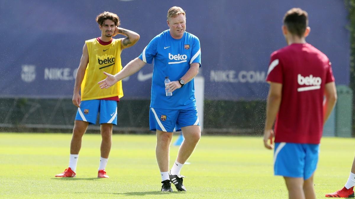 Koeman, dirigiendo un entrenamiento del primer equipo del Barça