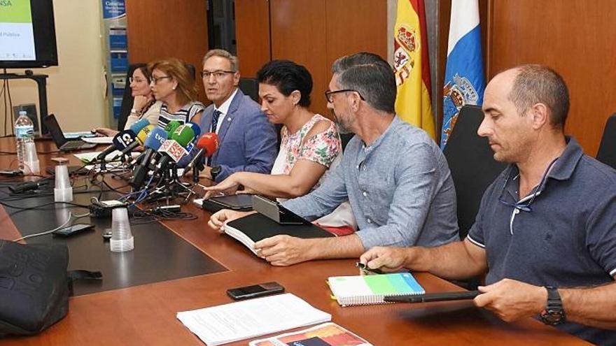 José Juan Alemán explica en rueda de prensa el estado de las microalgas en aguas canarias.