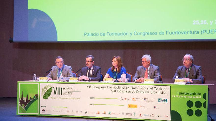 Mesa presidencial del congreso celebrado en Puerto del Rosario.