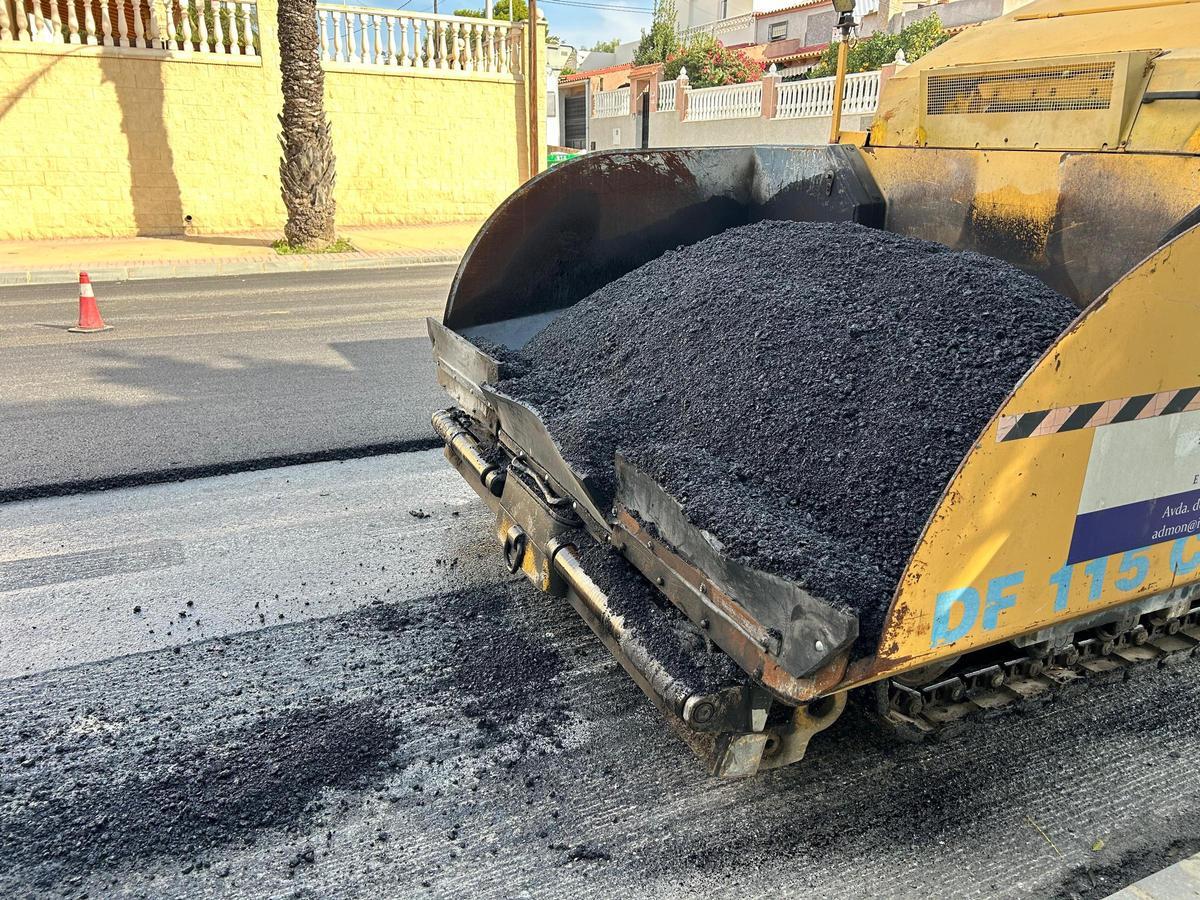 La mejora de estos caminos no solo facilita los desplazamientos de los vecinos, sino también el acceso a explotaciones agrícolas y parcelas rurales.
