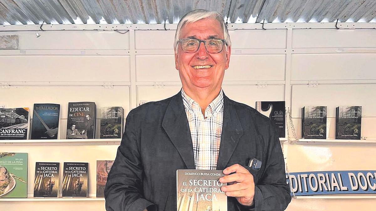 El escritor y catedrático, Domingo Buesa, presenta 'El secreto de la catedral de Jaca', novela que acaba de alcanzar su segunda edición.