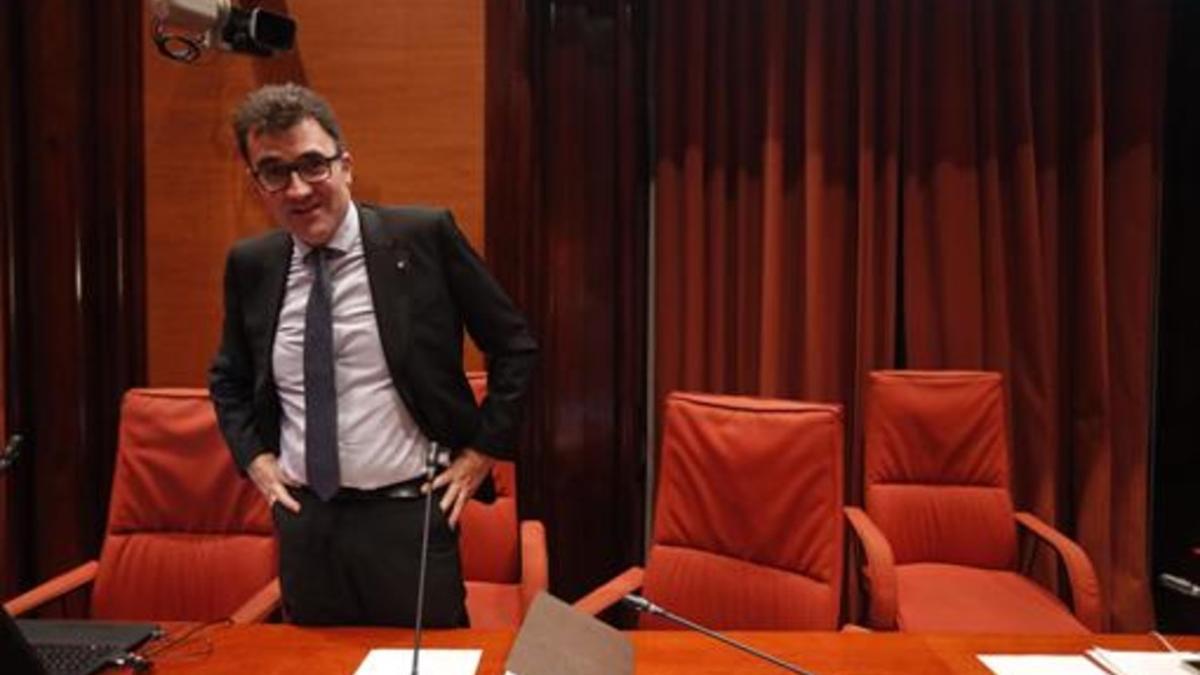 Lluís Salvadó mira el ordenador, ayer, en la Comisión de Hacienda de Parlament.