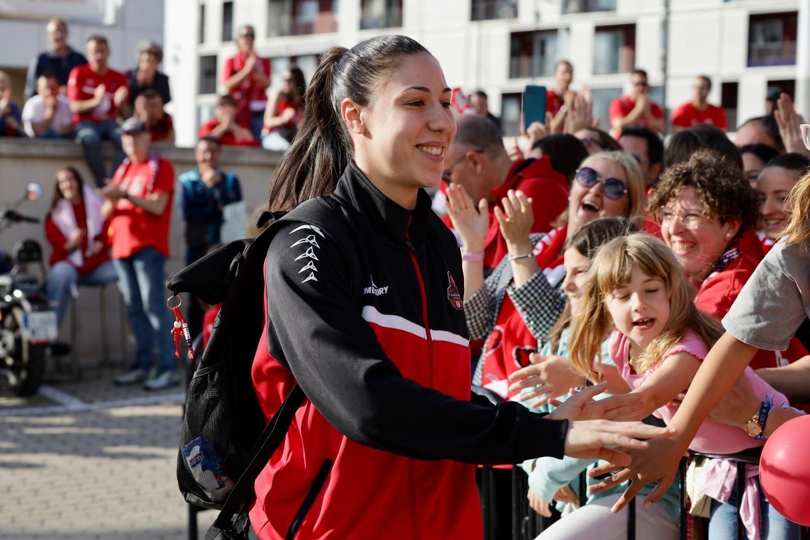 En imágenes | Así ha sido el recibimiento de las jugadoras del Casademont Zaragoza a su llegada al Príncipe Felipe