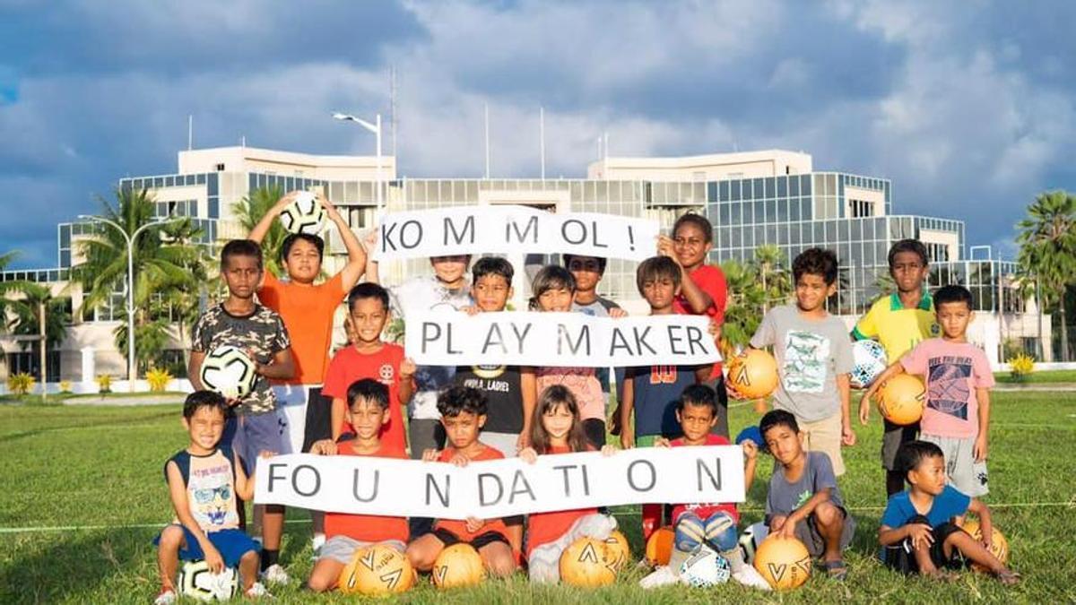 Un grupo de niños practicando fútbol gracias al proyecto de la Marshall Islands Soccer Federation.