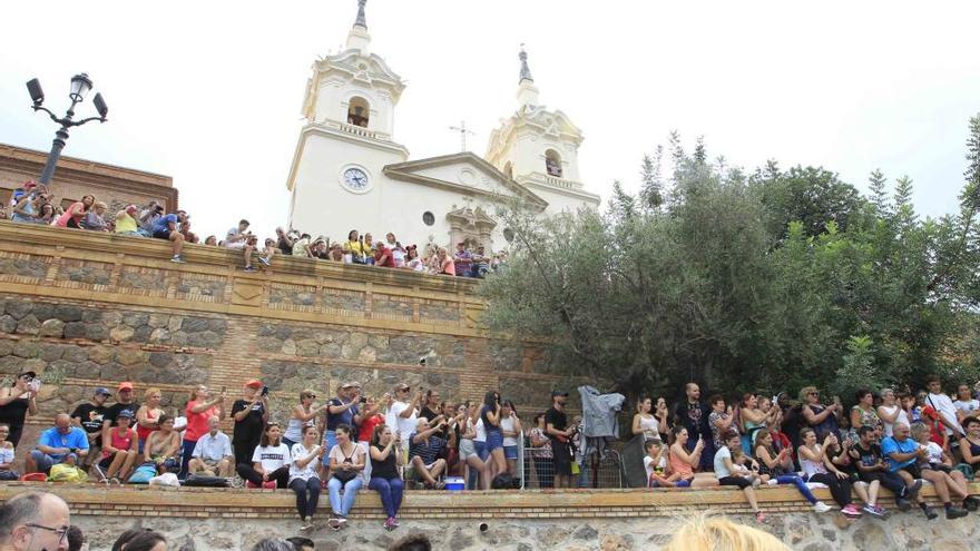 Romeros esperando a la Fuensanta a los pies del Santuario