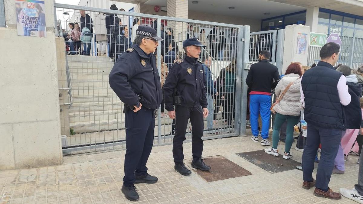 Dos agentes a las puertas de un centro escolar de Montserrat.