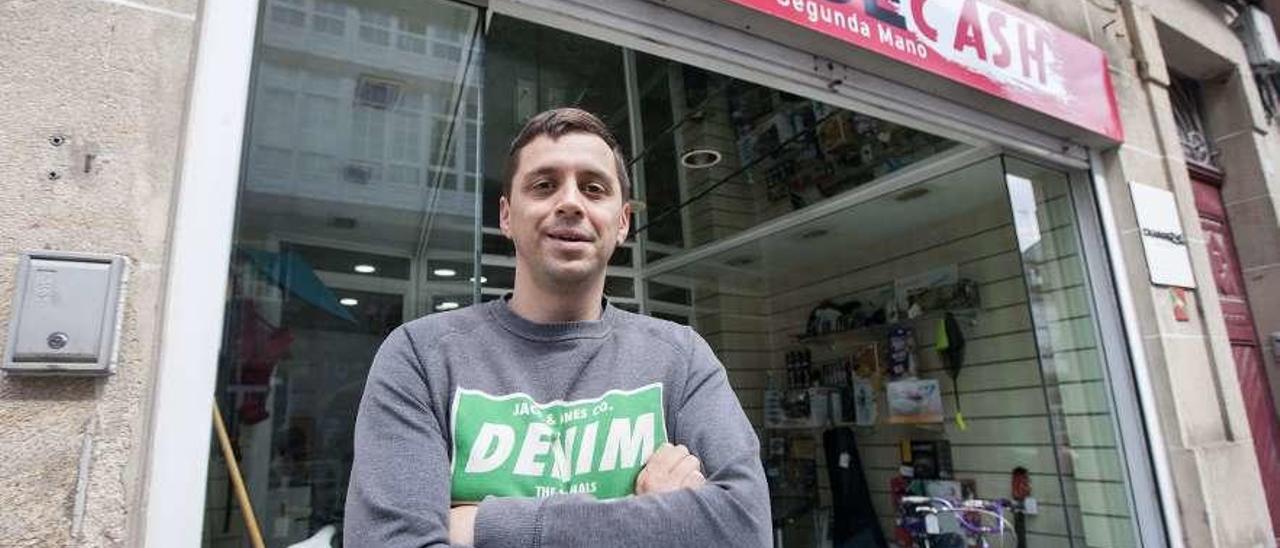 Aitor Abelleiro posa ante su tienda de artículos de segunda mano. // Bernabé/Cris M.V.