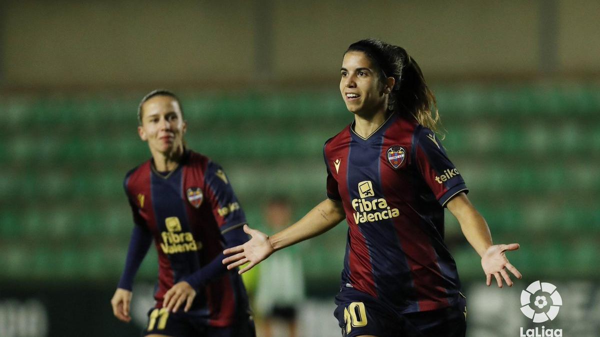 Alba Redondo celebra uno de sus goles