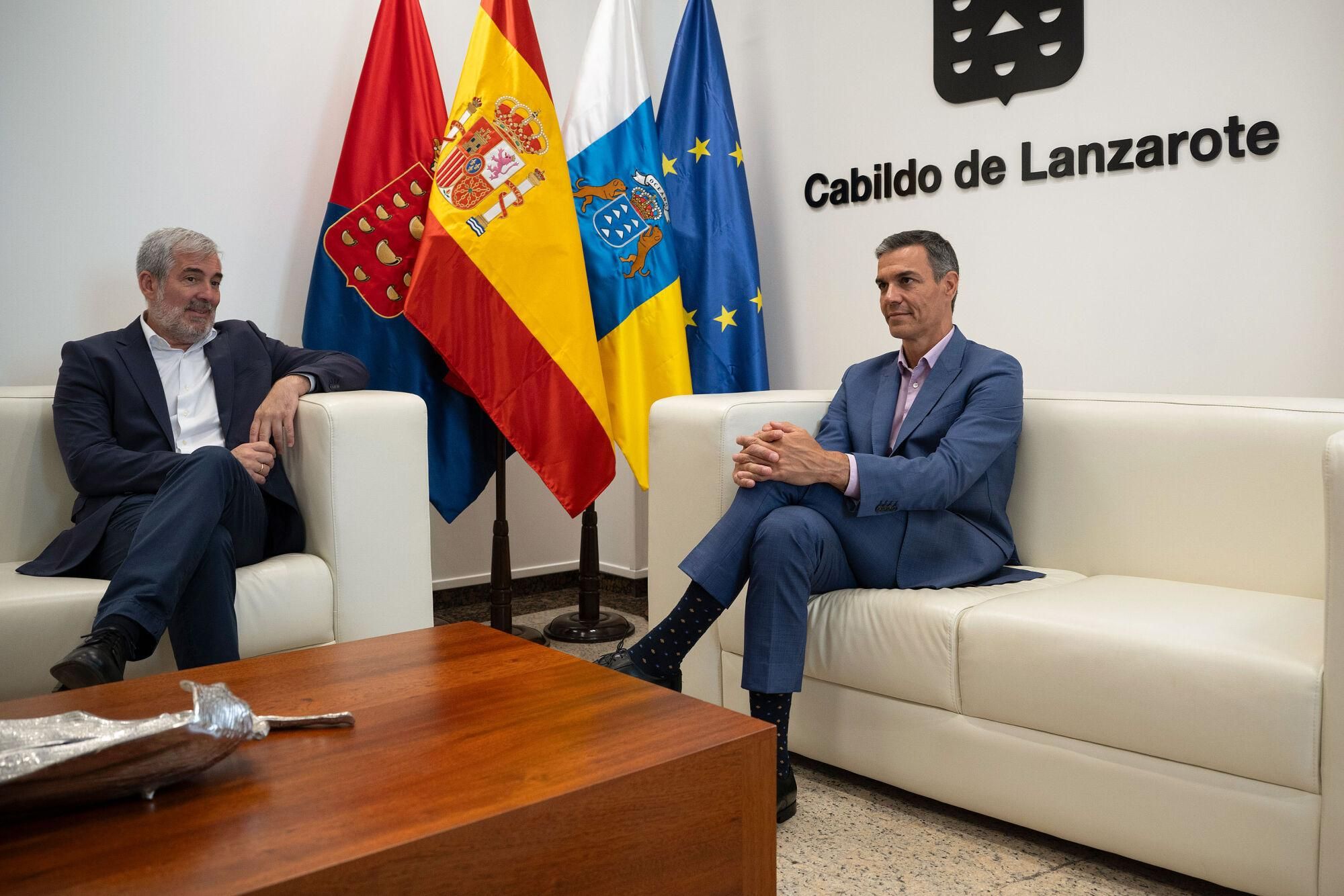 La reunión entre Pedro Sánchez y Fernando Clavijo en Lanzarote, en imágenes