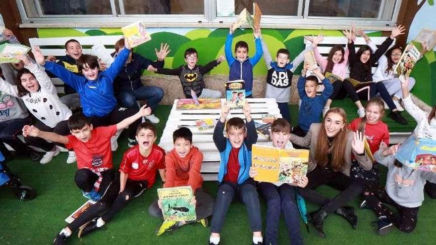 Paula Abalde, con alumnos en uno de los nuevos espacios del patio del CEIP Fermín Bouza Brey. // A. H.