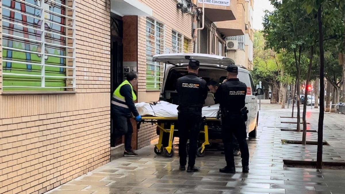 Momento de la retirada del cadáver en la calle Ruaya de València
