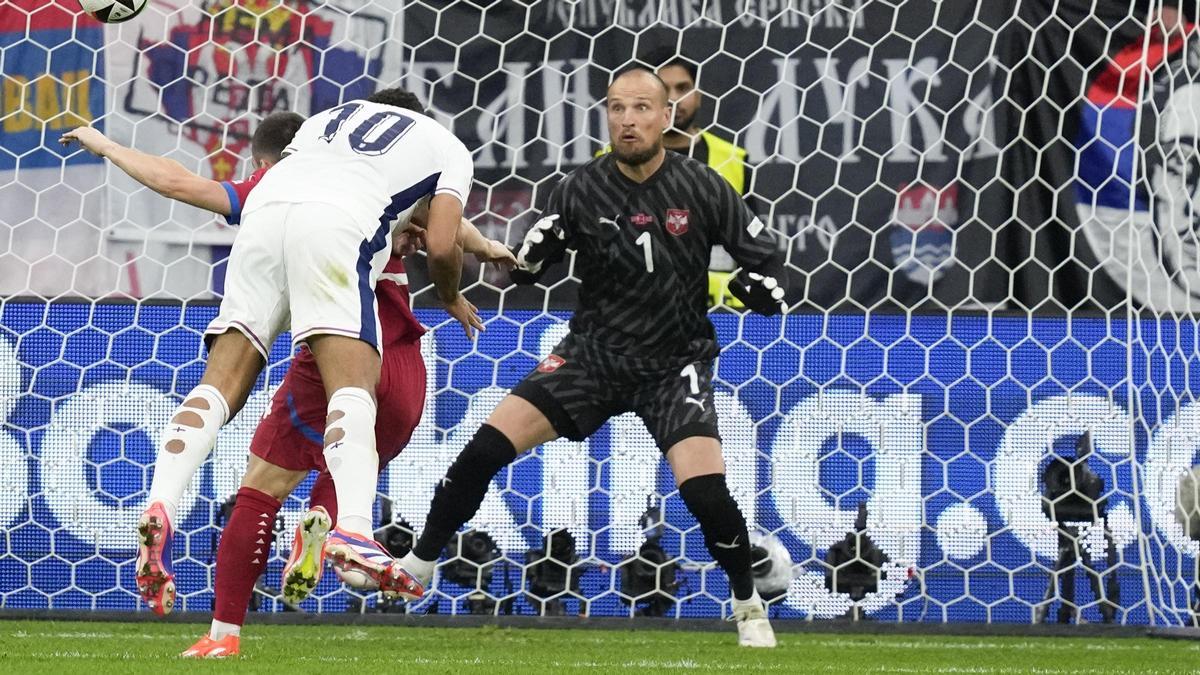 Bellingham arrolla a Zivkovic en la jugada de gol ante la mirada del mallorquinista Rajkovic.