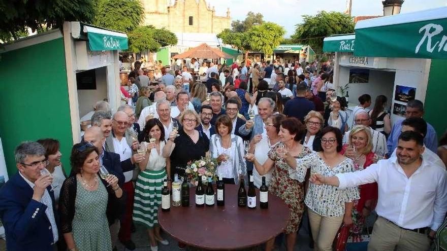 El momento del brindis tras la apertura de la feria. // A. Hernández