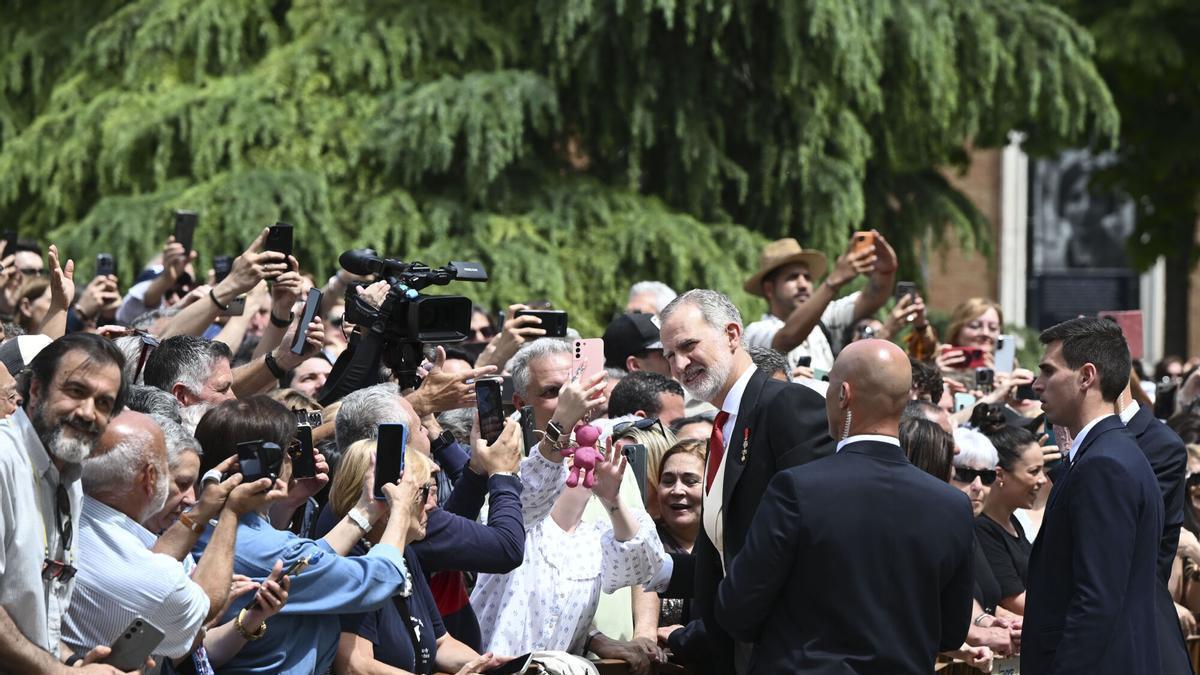 Los Reyes a la salida de la entrega del Premio Cervantes se acercan a saludar a los vecinos de Alcalá de Henares, que los reviene entre aplausos y vítores