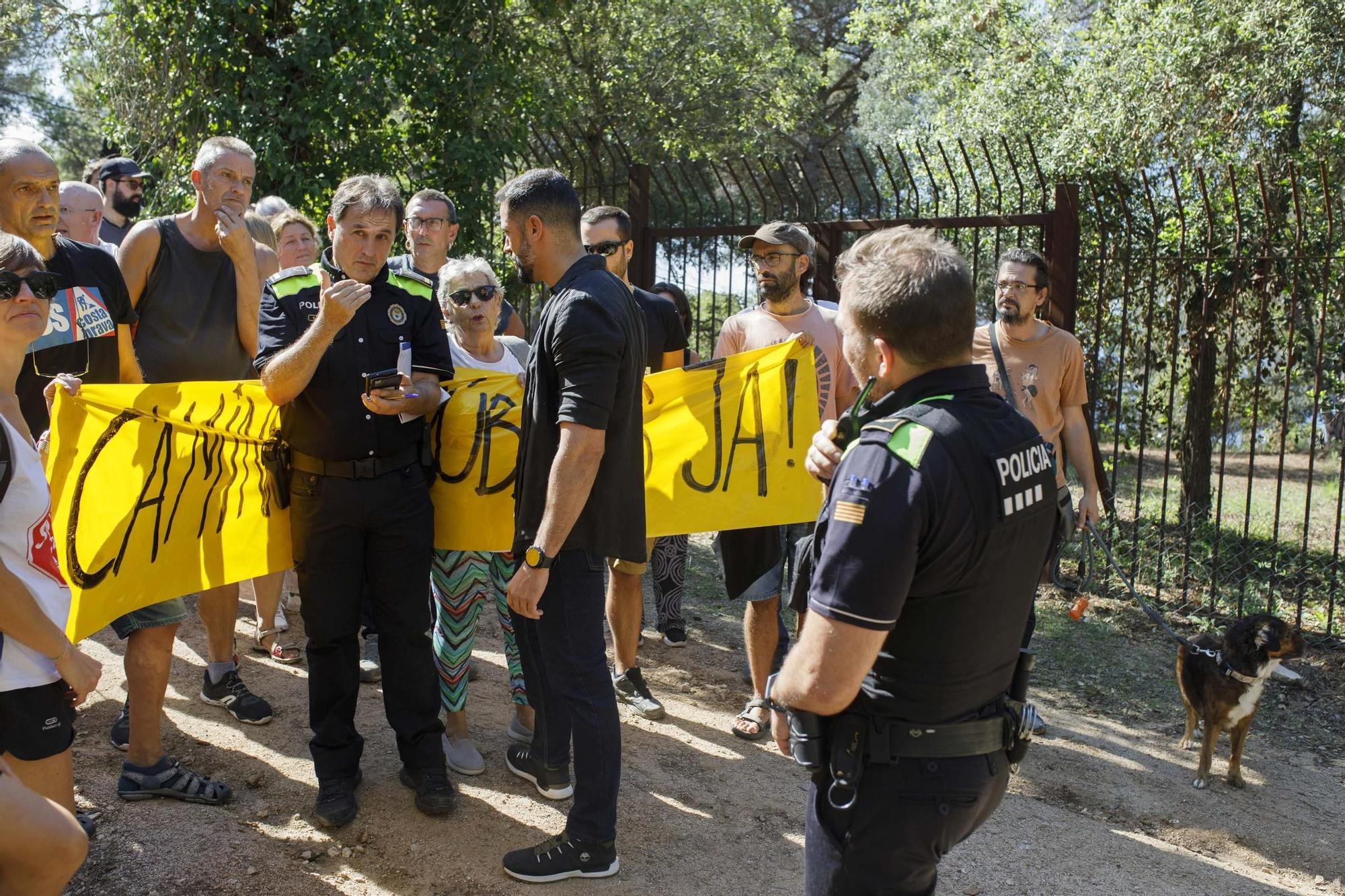 Els activistes han demanat la reobertura del camí de ronda al seu pas per Can Juncadella