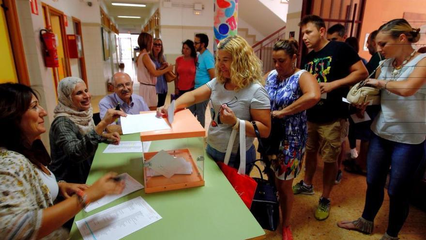 Votación en el colegio Sanchis Guarner de Torrefiel.
Foto: Miguel Ángel Montesinos