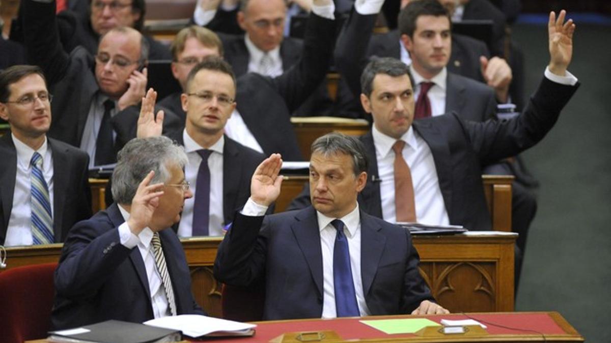 El primer ministro de Hungría, Viktor Orban, vota la nueva Constitución del país.