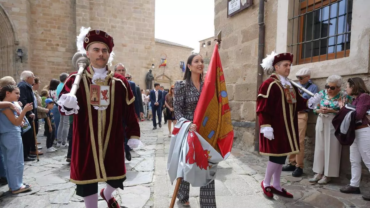 El pendón de San Jorge protagoniza en Cáceres una mañana de tradición y homenaje