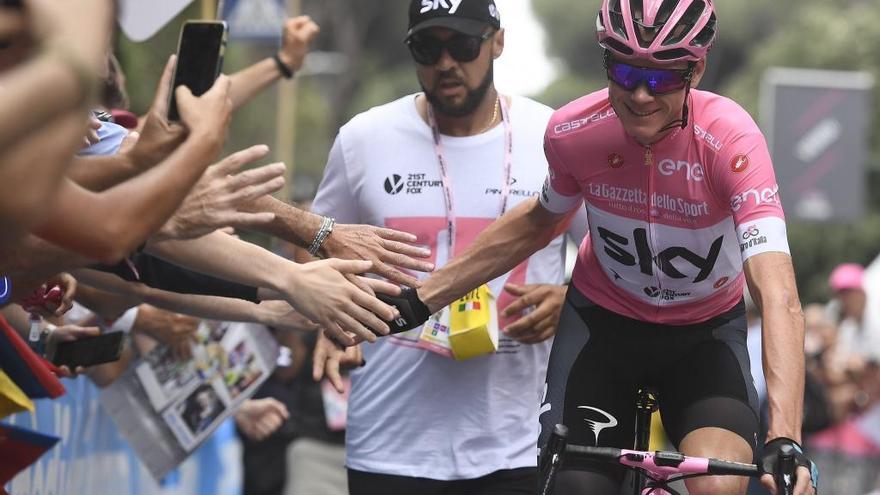 Froome saluda a un grupo de aficionados tras la última etapa del Giro. // Europa Press