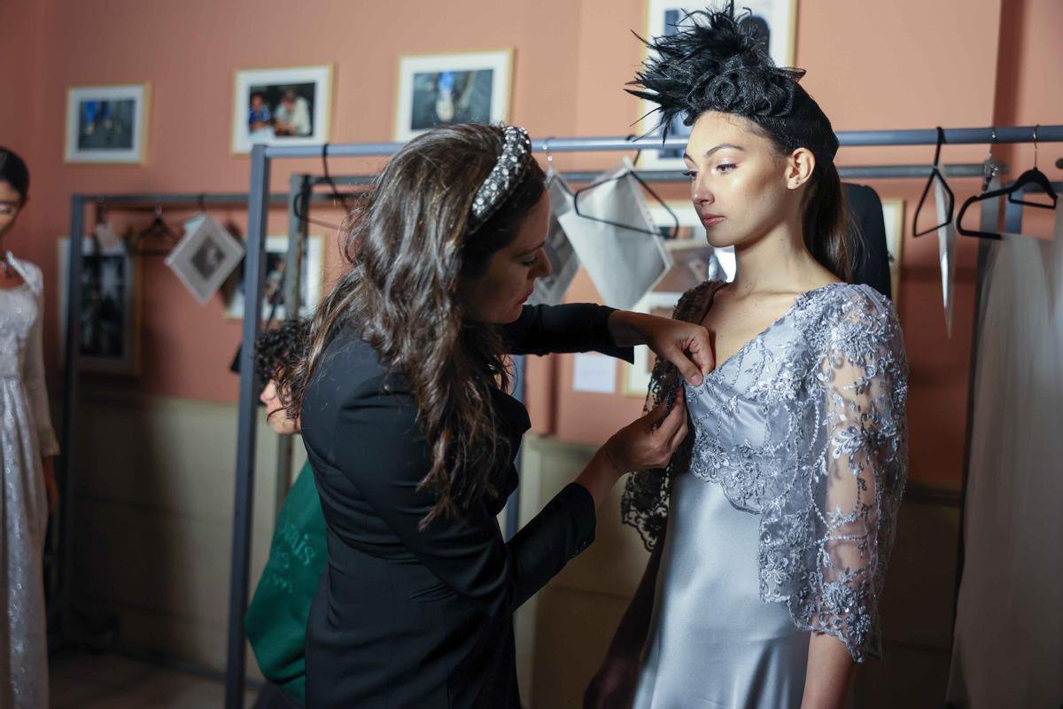 Las modelos se preparan para el desfile de Ogadenia.
