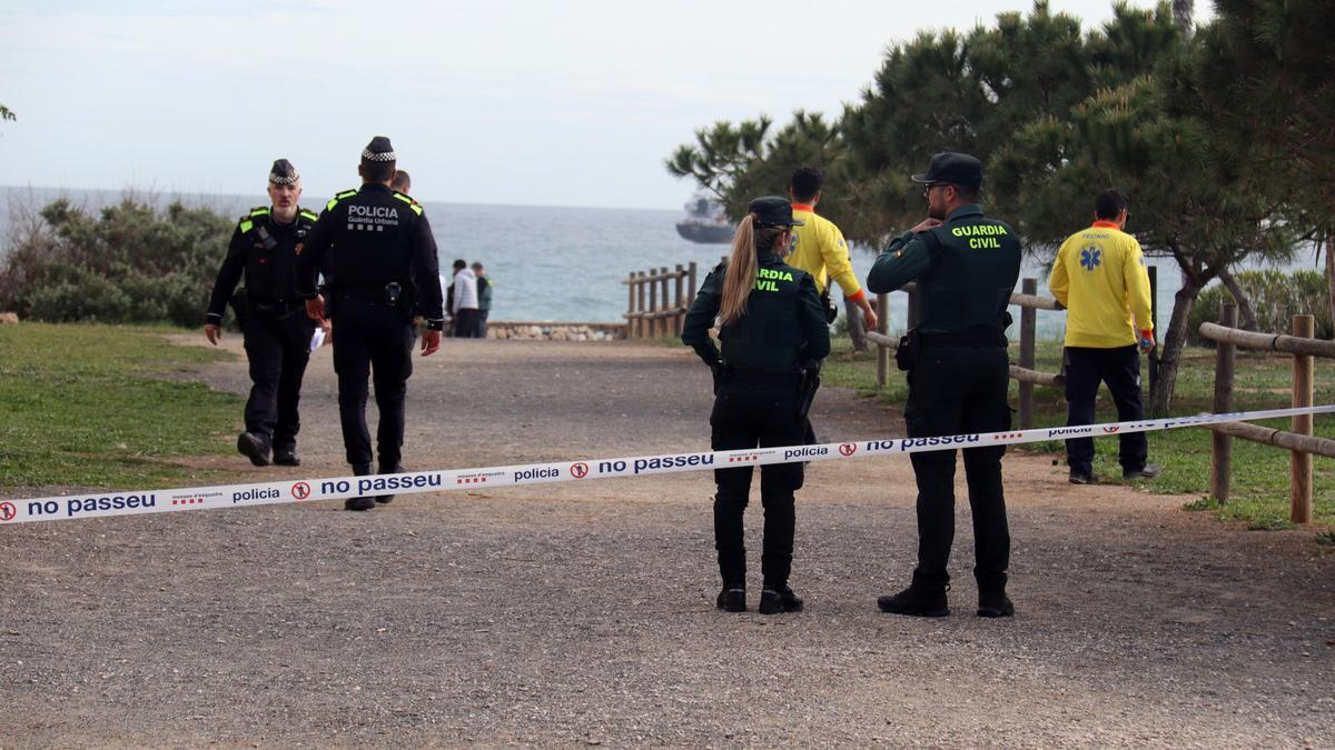 Agents policials i personal del SEM en la zona acordonada de la platja del Miracle