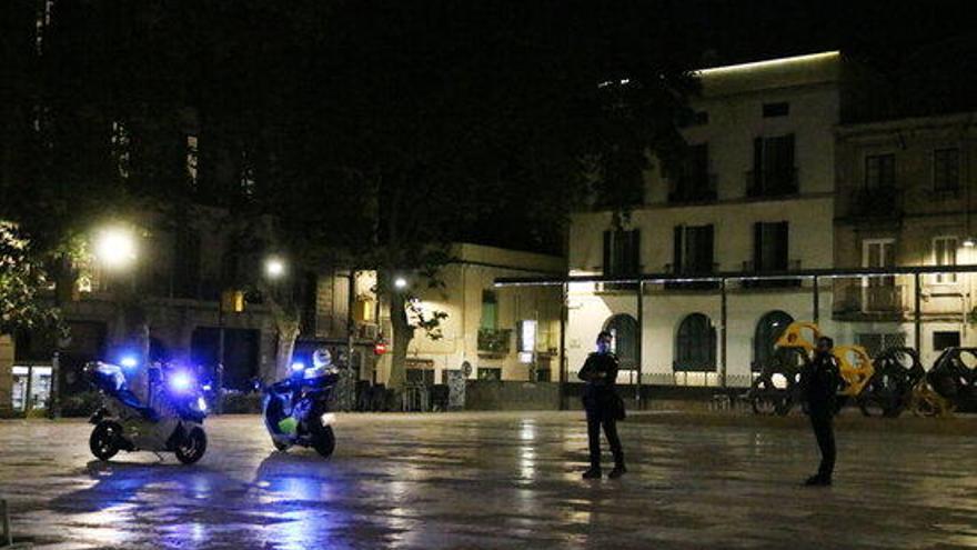 &#039;Botellón&#039; i carrers  plens passades les dotze en la primera nit sense toc de queda