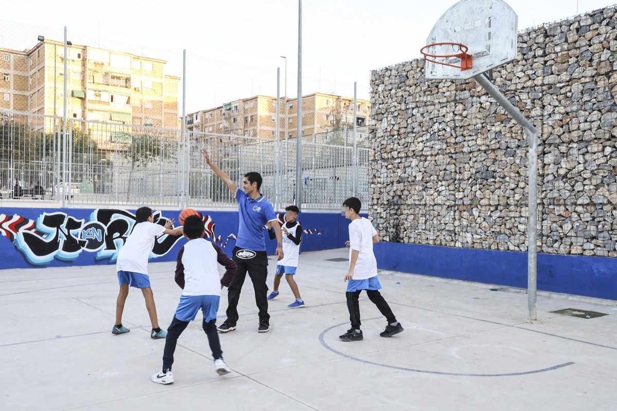Uno de los entrenamientos de baloncesto en las pistas de Colonia Requena.