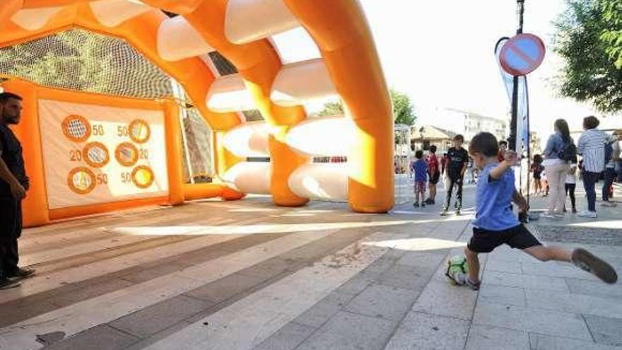 Un niño participa en uno de los juegos de fútbol. // Bernabé/ Javier Lalín