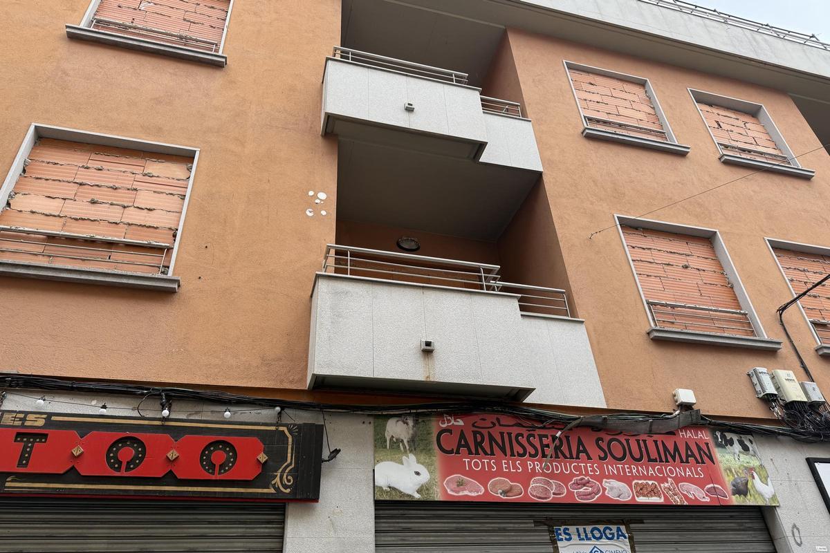 Façana de l'edifici de Lloret de Mar que l'Ajuntament rehabilitarà per a pisos de lloguer social destinats a joves.