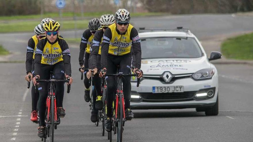 El equipo del Cambre-Caeiro que participará en la Volta a Coruña.