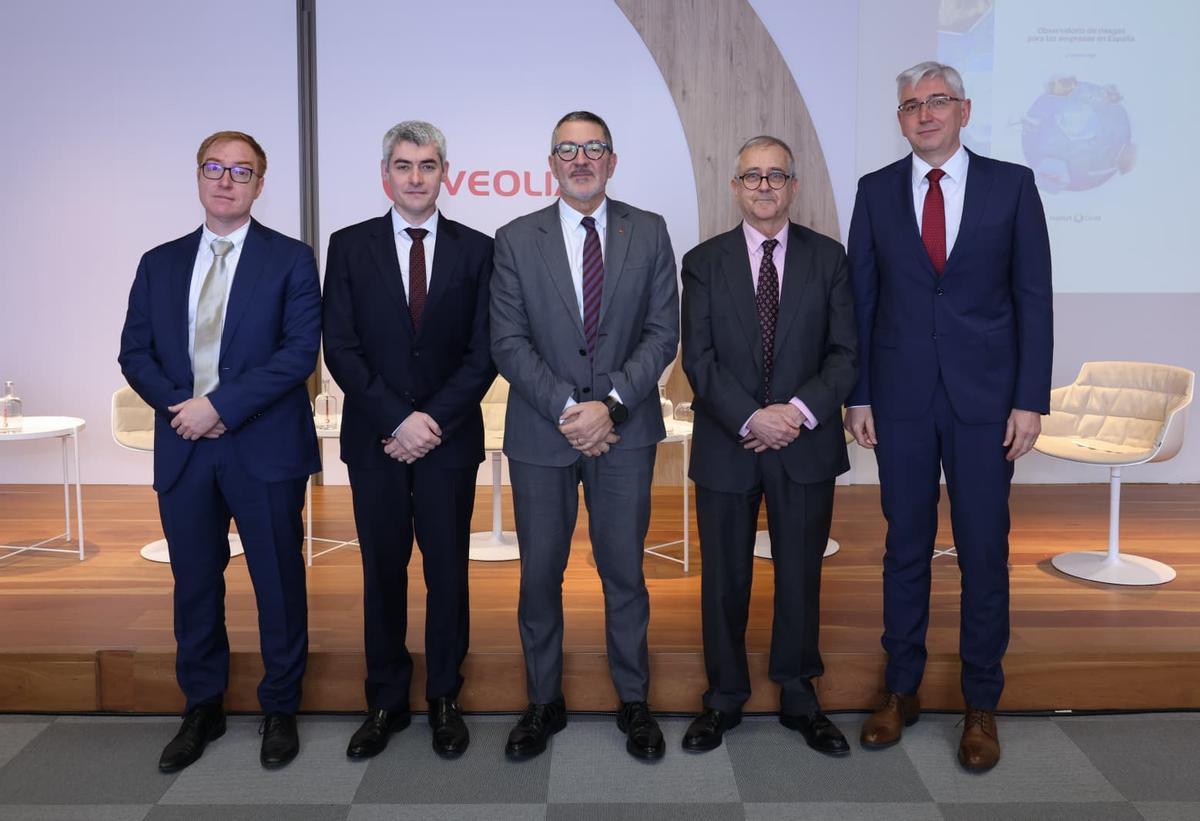 De izquierda a derecha, Miguel Hernández, director general del Institut Cerdà; Daniel Tugues, director país de Veolia en España; Miquel Sàmper, conseller de Empresa y Trabajo de la Generalitat de Catalunya; Carlos Cabrera, presidente del Institut Cerdà, y Narcís Berberana, vocal del Patronato del Institut Cerdà.