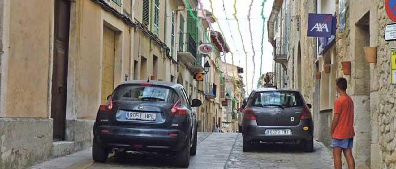 El carrer Major permite el estacionamiento en zona azul durante una hora.