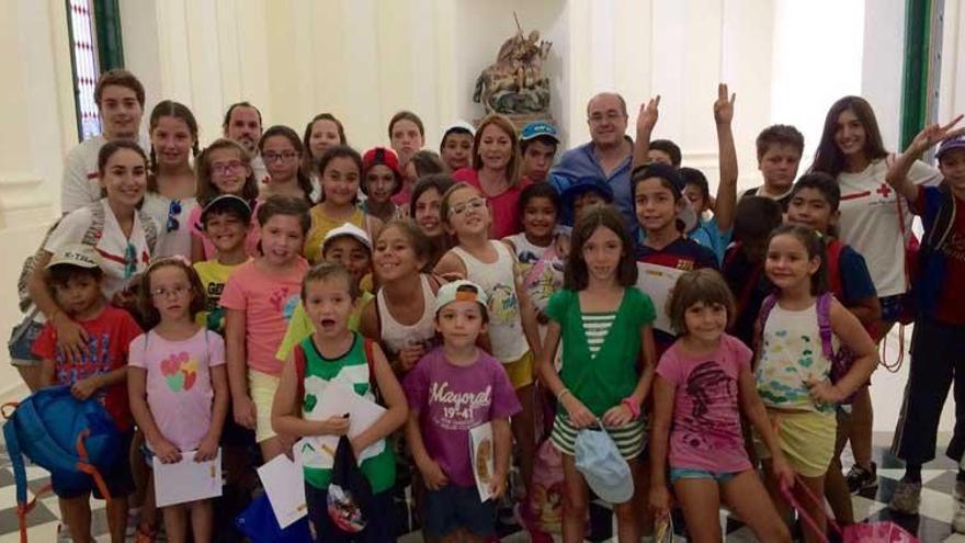 Los niños de los Espacios Educativos Saludables de Cruz Roja Extremadura visitan el ayuntamiento