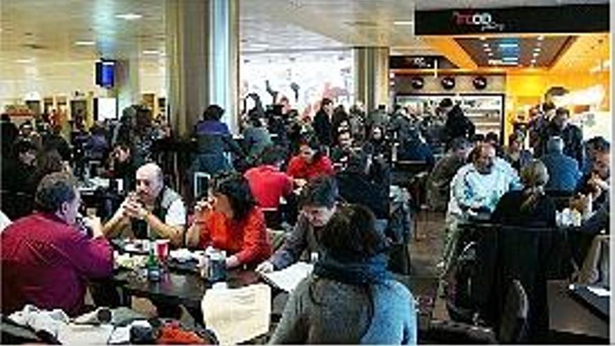 Diversos grups de passatgers, esperant ahir els vols al restaurant.