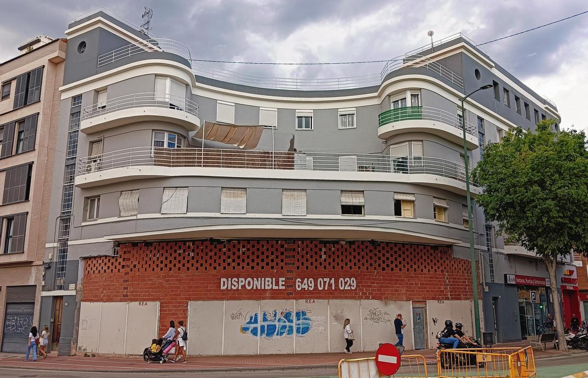 Edificio de La Tasa, en la avenida del Grau.
