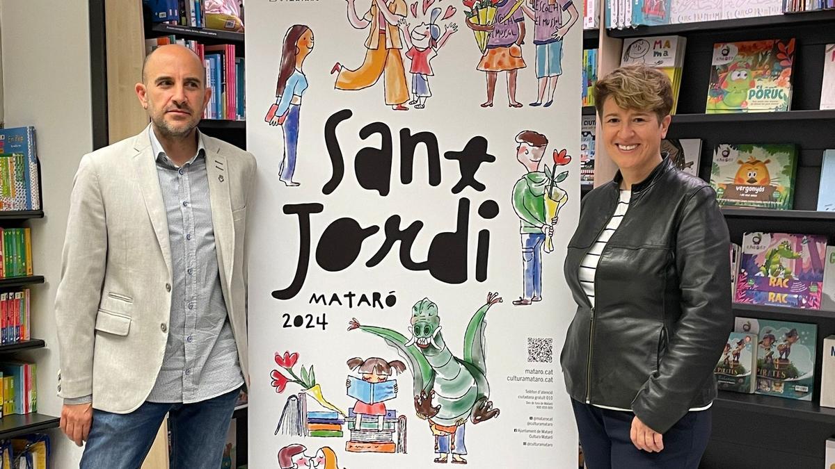 El concejal de  de Promoció de Ciutat, Joan Sarrias, y la regidora de Cultura, Heidi Pérez, ante el cartel de Sant Jordi 2024 de Mataró