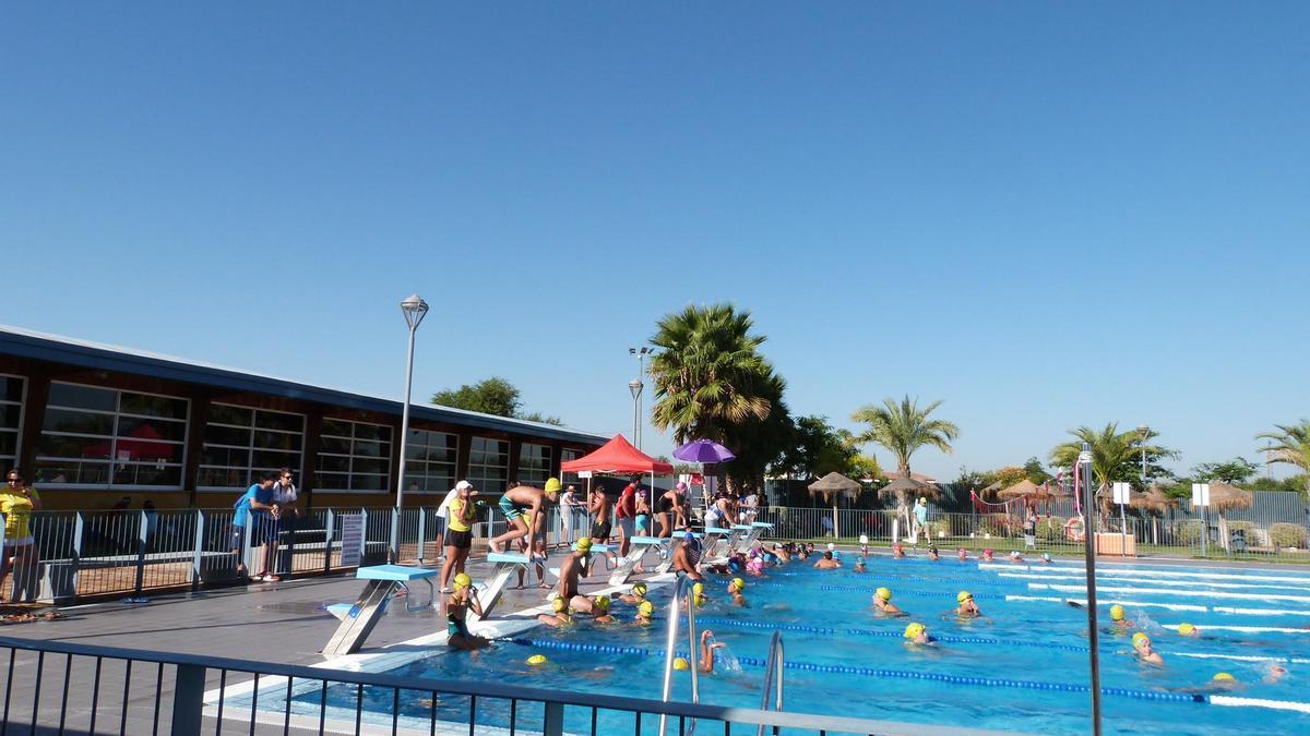 Actividad deportiva celebrada en la piscina de Palma del Río antes de la pandemia.