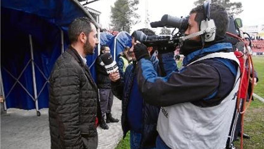 Pablo Machín atenent un periodista de Canal+ instants abans de l&#039;inici del partit contra l&#039;Sporting.