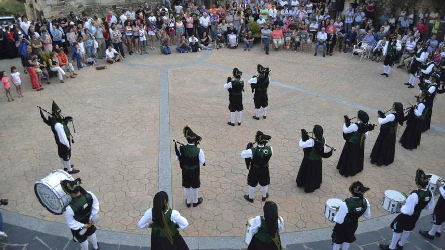 El público sigue la actuación de la banda de gaitas de As Portelas, de la Alta Sanabria, en la plaza de Lubián.