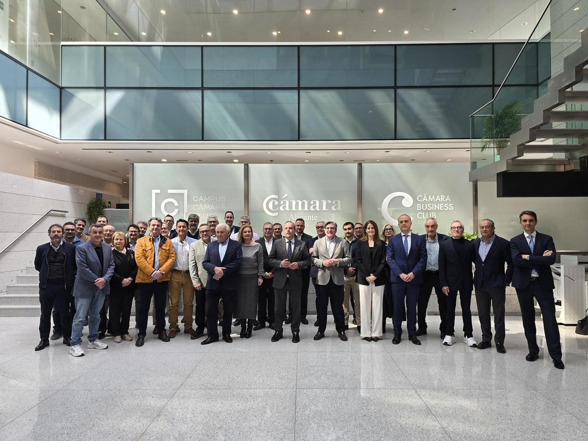 Foto de familia de la reunión del Club de Empresa Centenarias este martes.